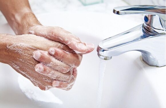 Debes lavarte las manos antes de preparar alimentos sin gluten para tu hijo. 