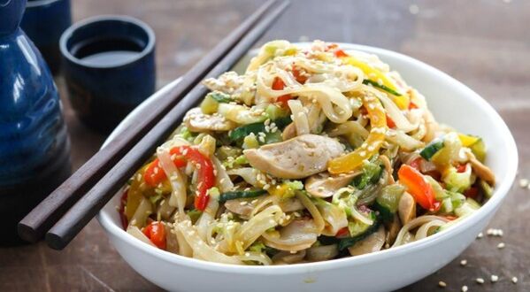 Fideos de arroz con verduras el primer plato del menú de una dieta sin gluten