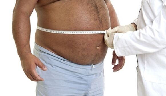 el médico determina una manera de perder peso para un hombre obeso