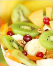 Ensalada de frutas y bayas en una dieta para perezosos. 