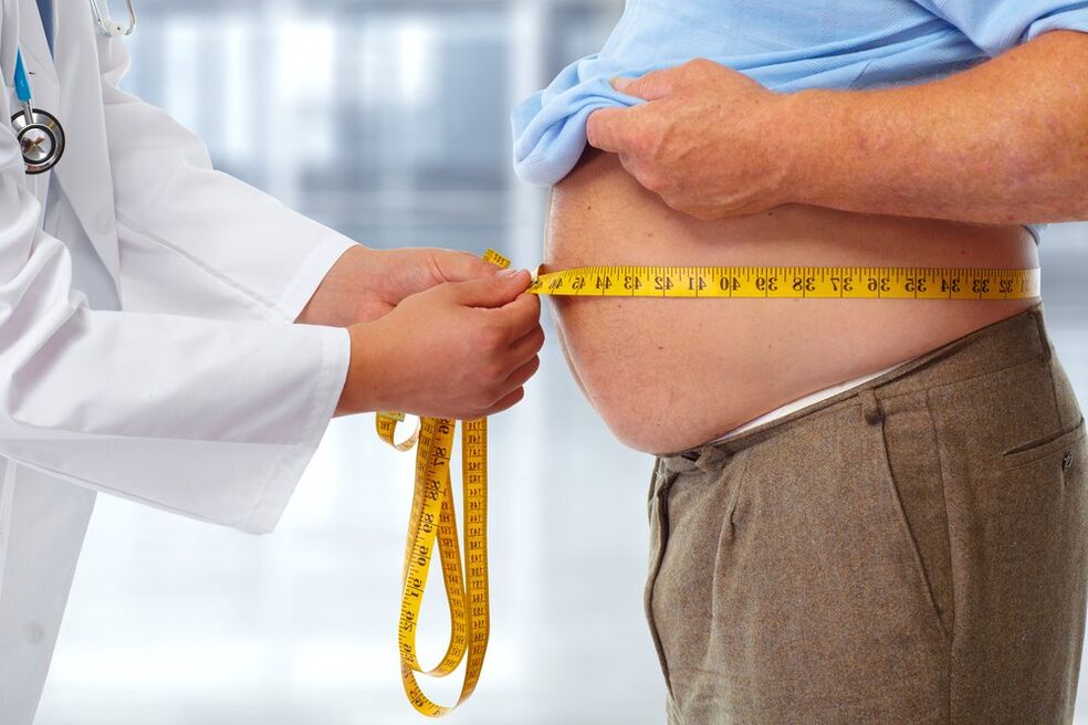 el médico mide la cintura del paciente a dieta